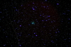 La foto è stata presa alle 21:25 del 2 ottobre, con una fotocamera Canon EOS350D al fuoco di un rifrattore Stellarvue 80mm f/6; tempo di posa 4 minuti. In basso a sinistra compare la traccia di un satellite artificiale. Foto di Bruno Pulcinelli.