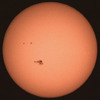 Immagine della regione attiva solare N.720, di dimensioni pari al pianeta Giove che &egrave; nata e si &egrave; evoluta a meta' del mese di gennaio 2005. Ripresa alle 12.20 del 17/01/05 da Roma (EUR) mediante riflettore Meade LX 200 G.P.S. 8”, filtro sola