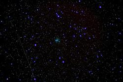 La foto è stata presa alle 21:25 del 2 ottobre, con una fotocamera Canon EOS350D al fuoco di un rifrattore Stellarvue 80mm f/6; tempo di posa 4 minuti. In basso a sinistra compare la traccia di un satellite artificiale. Foto di Bruno Pulcinelli.