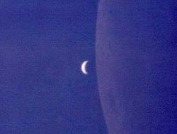 Questa foto è stata scattata da Stefano De Sanctis il 12/7/96 alle 9:50 del mattino con una reflex Nikon con telescopio Bausch &amp; Lomb Schmidt-Cassegrain con 2200 mm di lunghezza focale (f/11), in proiezione di oculare con focale portata a 21500