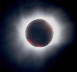 Foto scattata da Raniero Albanesi il 11/08/99 da Monaco di Baviera, in Germania, con un teleobiettivo russo MTO da 1000 mm f/10. Il tempo di posa e' stato di 1/125 di secondo e la foto mostra la corona solare. La pellicola usata e' una Kodak Ektachrome 20