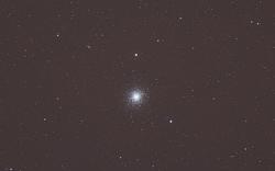 M 13 ripresa con un rifrattore diametro 80 mm con riduttore, spianatore da 0,8X per una focale risultante di circa 450 mm con al fuoco una reflex digitale Nikon D 300. 12 pose da 2 minuti.