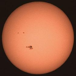 Immagine della regione attiva solare N.720, di dimensioni pari al pianeta Giove che &egrave; nata e si &egrave; evoluta a meta' del mese di gennaio 2005. Ripresa alle 12.20 del 17/01/05 da Roma (EUR) mediante riflettore Meade LX 200 G.P.S. 8”, filtro sola
