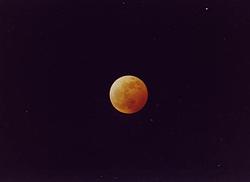 Foto scattata da Leonardo Di Emanuele a Roma dal balcone di casa con il telescopio Tele-Vue Pronto (F= 480 mm. f/6,85); camera Yashica FX-3 Super 2000, pellicola Fujicolor Superia 400 al fuoco diretto, ore 21.25. Tempo di esposizione 10 sec.