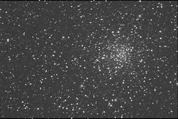 Questa immagine di M71 in Sagitta e' stata ottenuta da F. Anzellini e R. Haver sommando tra loro 4 pose da 60 secondi l'una con la CCD Pictor sul C8. E' stato applicato un filtro HighPass per ridurre la sovraesposizione del centro ammasso.