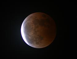 Foto di Franco Sofra scattata nella fase seguente la totalita' alle ore 01,06. Fotocamera Canon 400D (a 200 ISO) su rifrattore Konusuper 120, F 1000 mm, f/8,3. Tempi di esposizione: 2 sec per la prima foto, 8 sec per la seconda e 2 sec per la terza. 