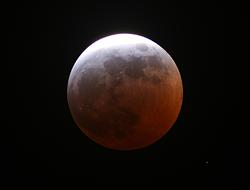 Foto di Franco Sofra scattata nella fase precedente la totalita' alle ore 23,38. Fotocamera Canon 400D (a 200 ISO) su rifrattore Konusuper 120, F 1000 mm, f/8,3. Tempi di esposizione 2 sec.