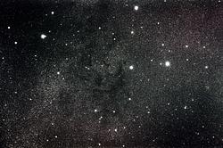 Nebulosa oscura LDN 673 in Aquila. Camera QHY8L su rifrattore apo SharpStar ED65.   Montatura Avalon Linear,  autoguida con PHD2,  posa 10 minuti.